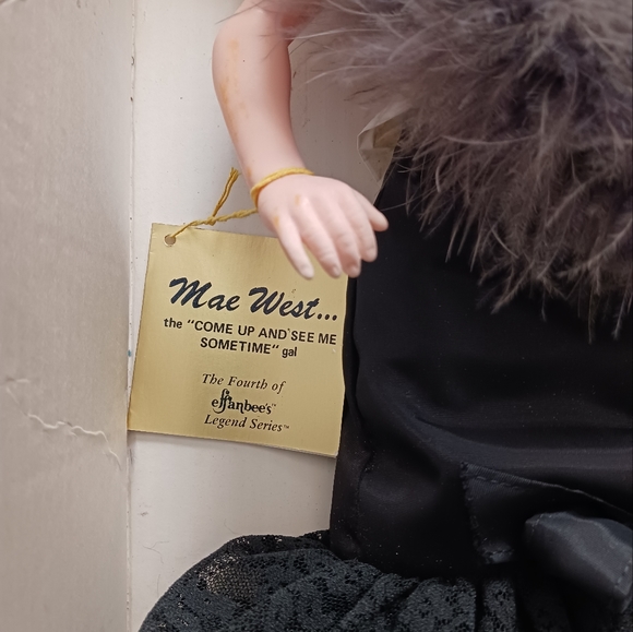 Mae West porcelain doll - Picture 6 of 8